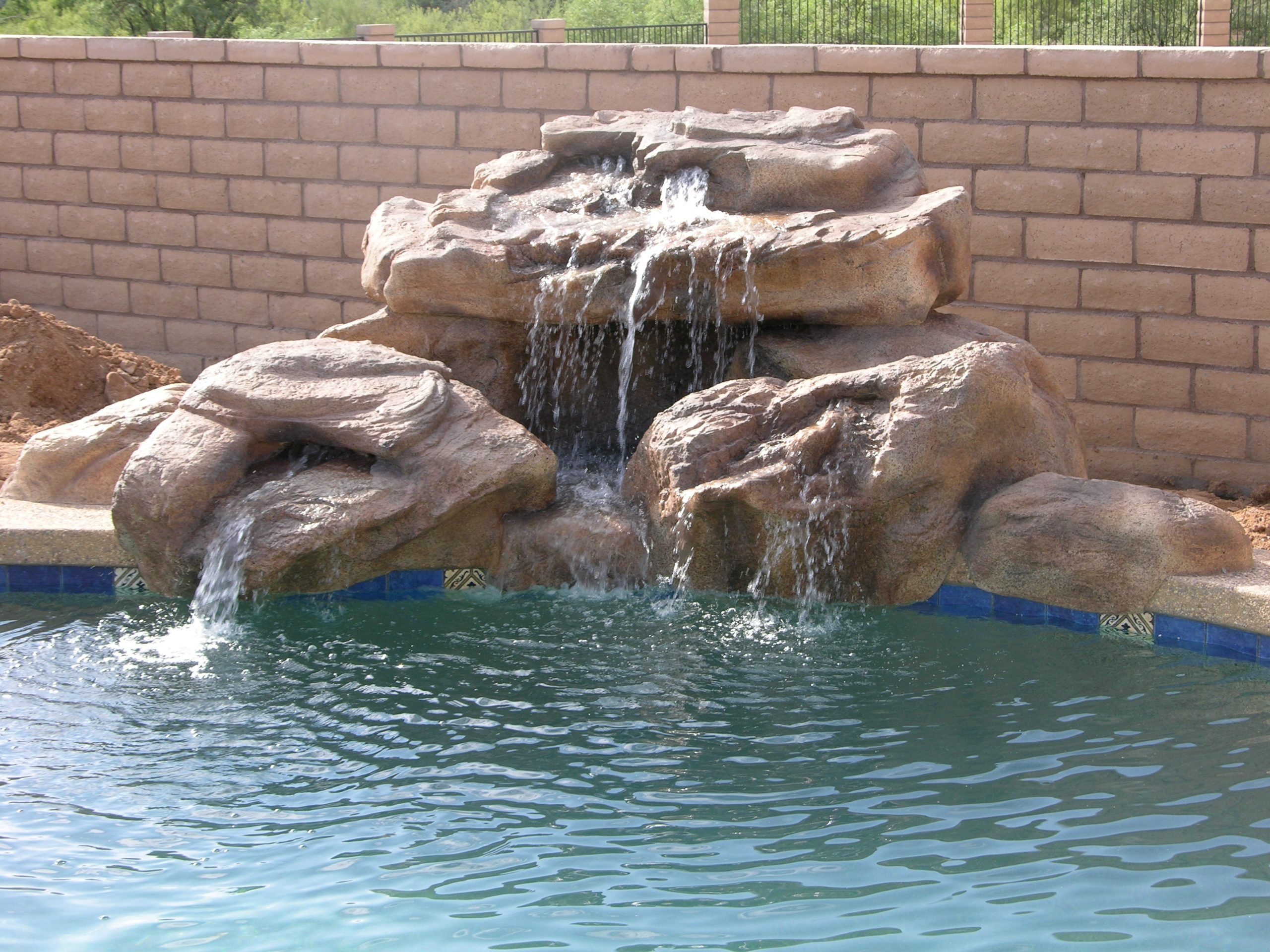 Artificial-boulders-water-feature